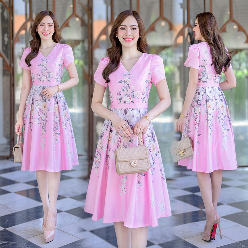 kudapy เดรสสั้นสีนมชมพู/ขาว ผ้าSatin silk พิมพ์ลวดลาย ลายผ้าสีคมชัด ลอกดอกคอวี แขนเป็นแบบทิวลิป พร้อมซับในและซิปซ่อนหลังใส่สบาย กระโปรเป็นแบบต่อเอวทวิสสวยมาก