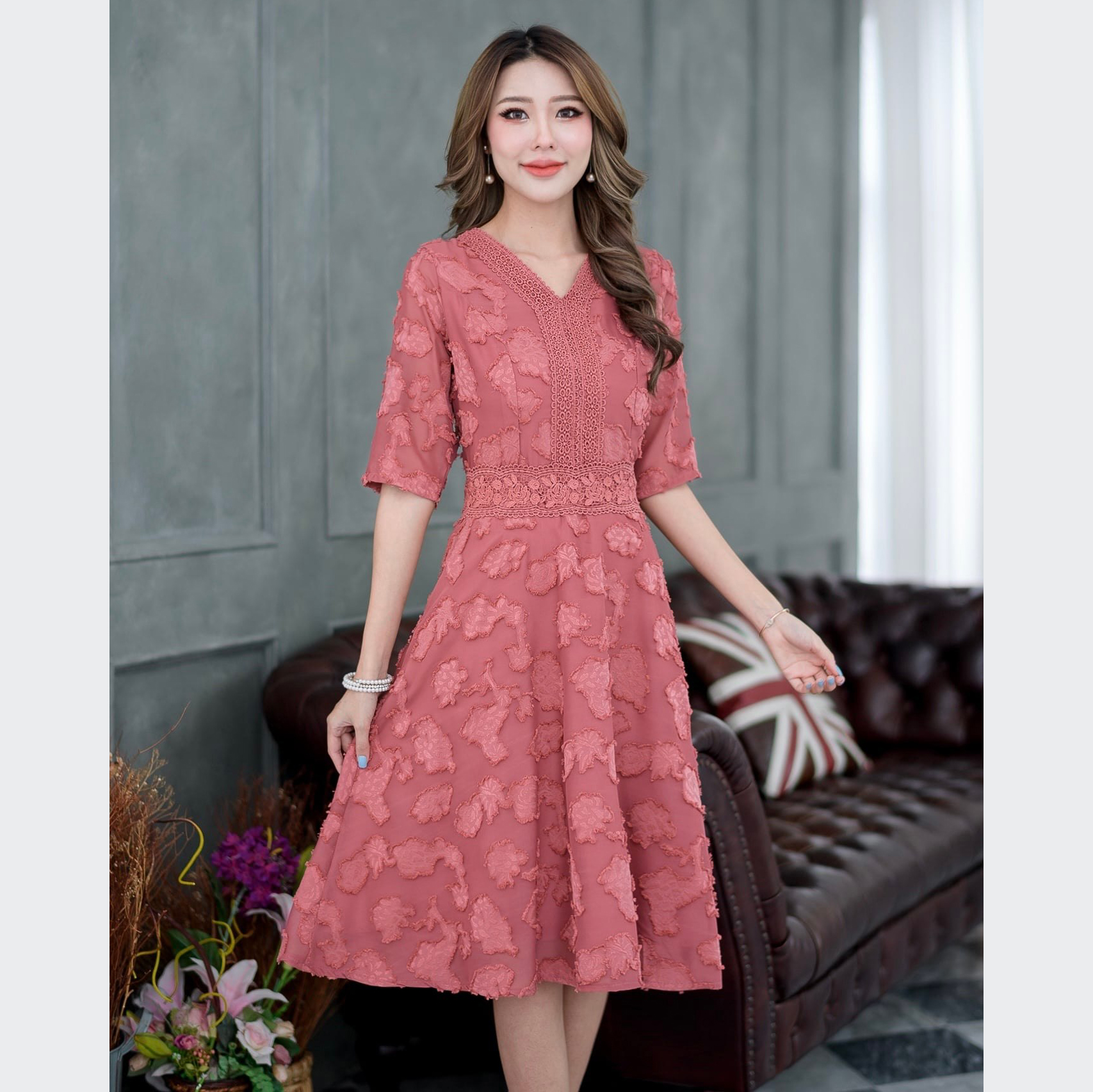 kudapy เดรสสั้นผ้าชีฟองญี่ปุ่นสีชมพูอ่อน/สีน้ำตาลอิฐ เนื้อเบาบางแต่มีการทอแต่งลายปุยๆ ทั้งตัวสวยมากค่ะ ผ้าบางแต่มีน้ำหนัก