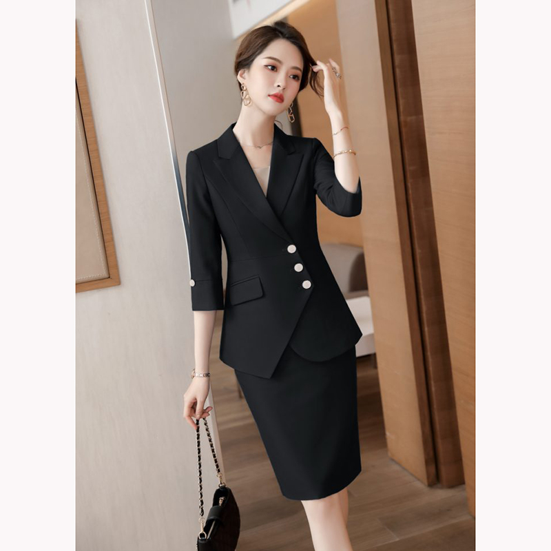 kudapy ชุดสูททำงานผู้หญิงสีดำ/สีชมพู/สีขาว กระดุมเฉียงแขนสามส่วนพร้อมกระโปรง จุดเด่นของชุดนี้คือการออกแบบให้กระชับเข้ารูปเป็นแขนสามส่วน