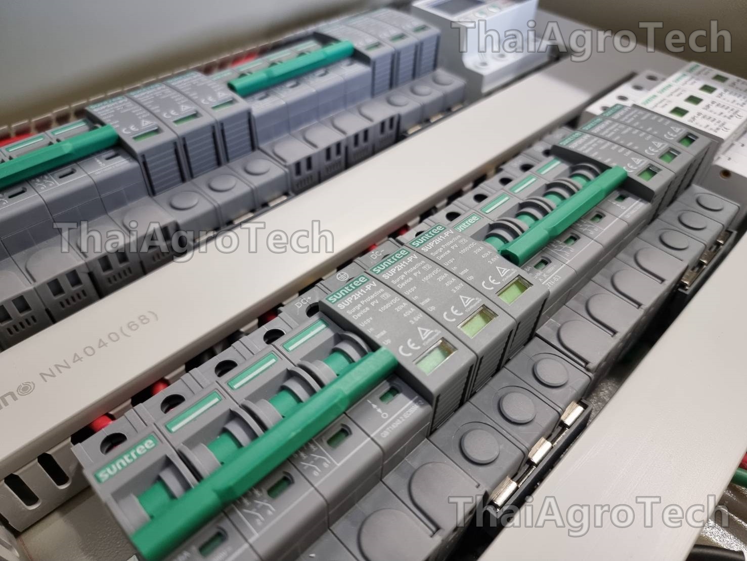 ตู้คอมบายเนอร์ใช้กับงานติดตั้งระบบโซล่าเซลล์ 1000V ดีซี 6 สตริง 50-60กิโลวัตต์ 3เฟส พร้อมเบรคเกอร์กันไฟดูด RCBO MCCB AC-DC Combiner Box RCBO 6String 3Ph