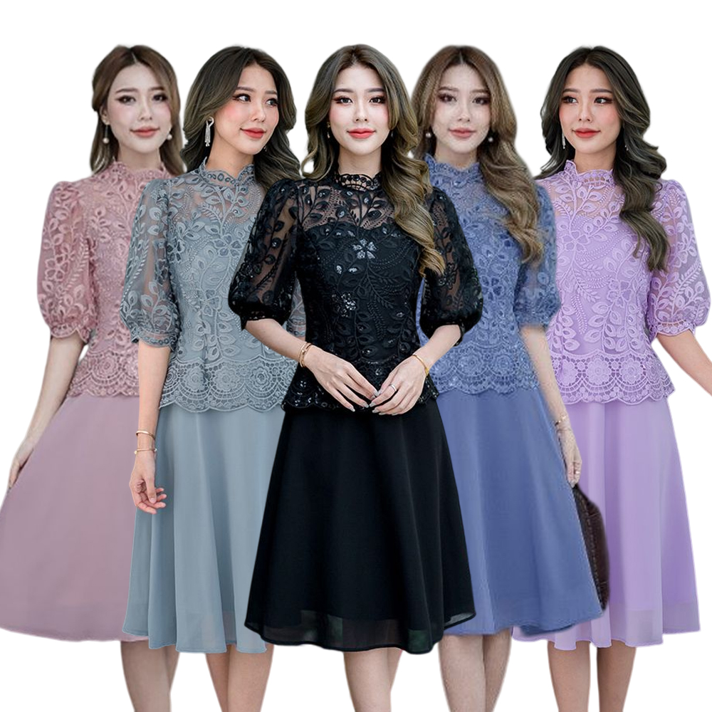kudapy เดรสสั้นแขนกระดิ่งสีชมพูกะปิ,สีฟ้าคราม,สีดำ,สีม่วง,สีเทา ลูกไม้ปักเลื่อมดีไซน์ต่อกระโปรงชิฟฟ่อน ช่วงคอเสื้อดีไซน์คอคั้งด้วยเชิงผ้าลุกไม้ ทำให้ได้ลุคหรูหรามากๆ