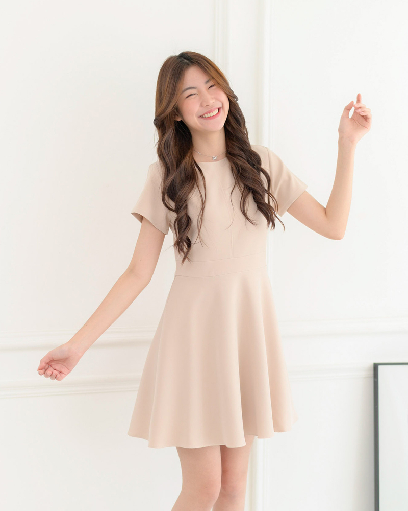 kudapy เดรสแขนสั้นสีแดงเข้ม,น้ำตาลม่่วง,มัสตาร์ท,เขียวมัทฉะ,นูทครีม,ดำ,ฟ้าทะเล กระโปรงทรงวงกลม ตัดต่อกลางตัวเสื้อและเอว เพิ่มดีไซน์เรียบๆดูดี แต่ไมเยอะ เนื้อผ้ามีน้ำหนัก