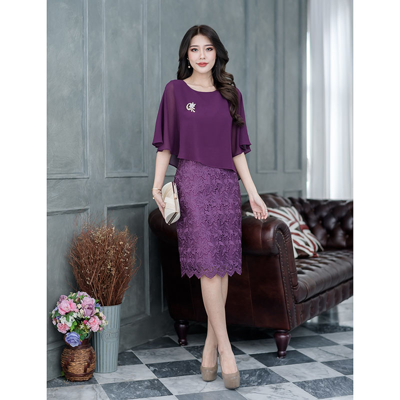 kudapy เดรสสั้นสีม่วง/สีฟ้าคราม ลูกไม้เงาเนื้อดี ทอลายสวยๆ ดีไซน์ตัดเย็บเป็นกระโปรงทรงตรง ด้านบนเป็นผ้าชีฟองเย็บคลุมทั้งตัวเป็นงานปีกผีเสื้อ