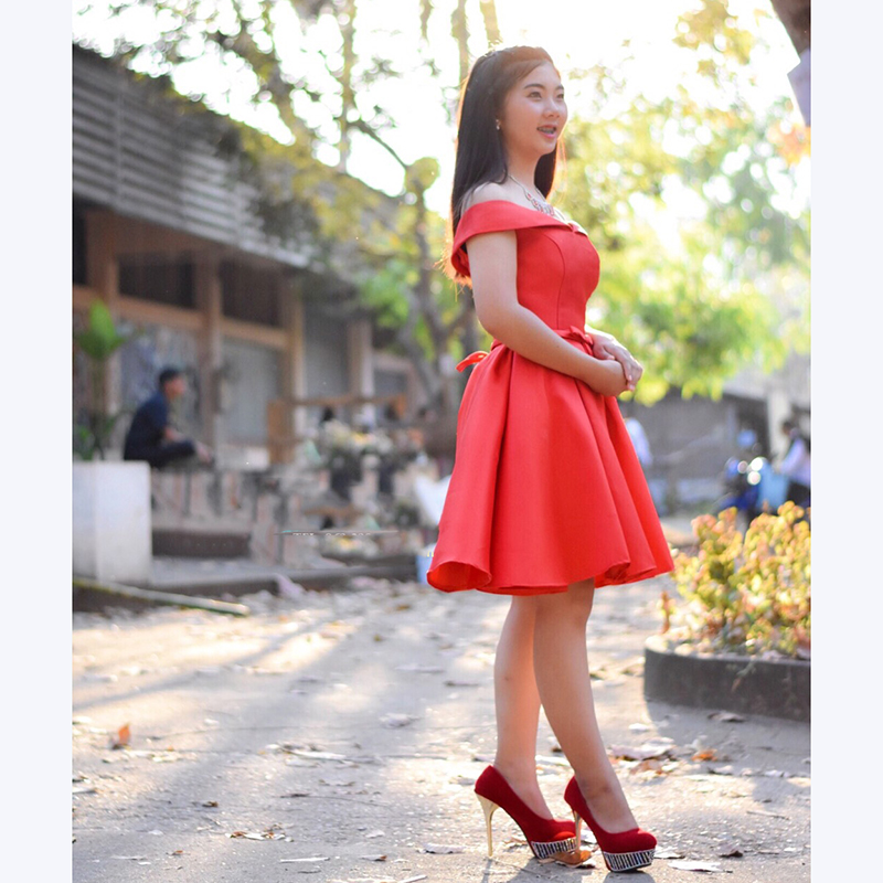 kudapy ชุดราตรีสั้นสีแดง แบบไหล่ปาด สไตล์วินเทจผ้าไหมดัชเชส กระโปรงทรงA แต่งโบว์ช่วงเอว (เชือกผูกหลัง)