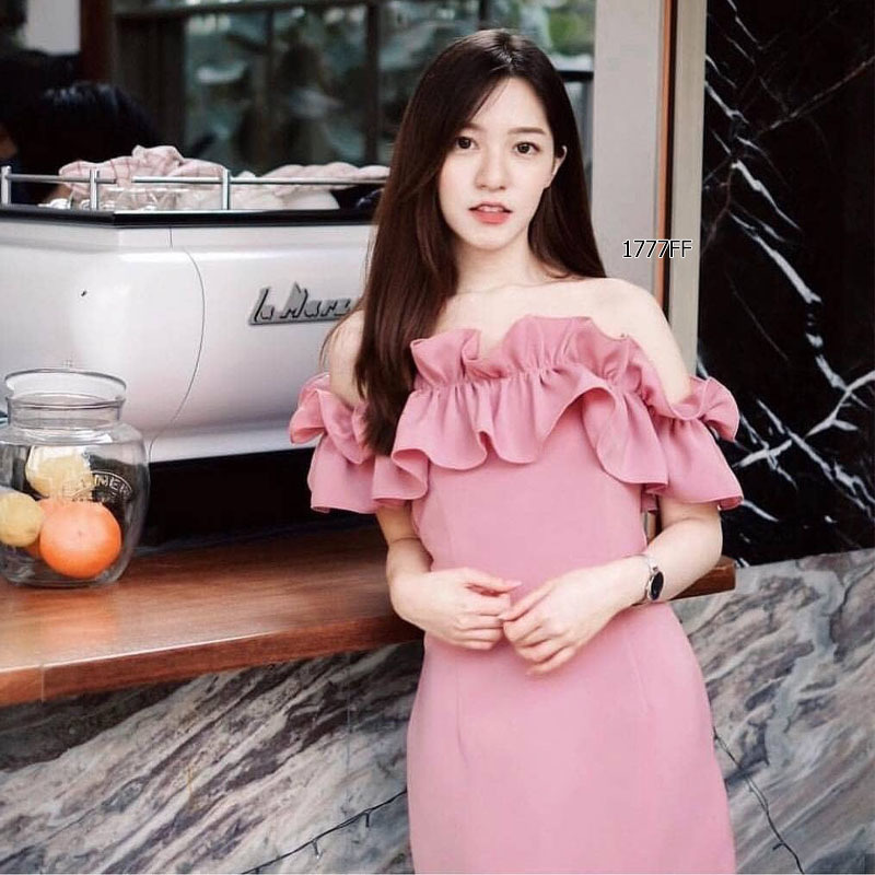 kudapy เดรสปาดไหล่ ระบายรอบน่ารัก แอบเซ็กซี่ งานมีซิปซ่อนหลัง ตีเกล็ดหน้าหลัง เอวไม่สม็อค ทรงเข้ารูป