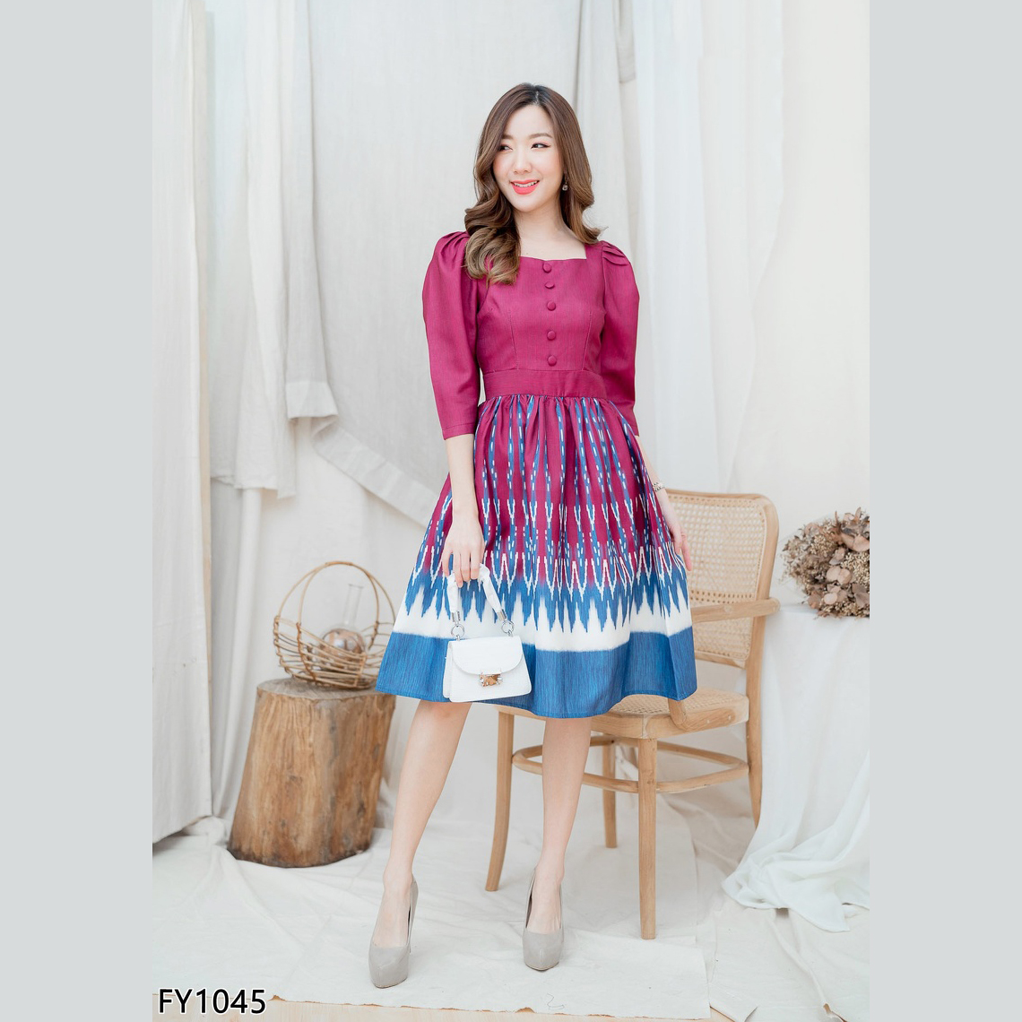 kudapy เดรสสั้นผ้าไทยแขนสามส่วนสีชมพู/สีแดง เดรสคอเหลี่ยมกระดุมหน้าไหล่ยกแขนตุ้กตา ซิบหลัง