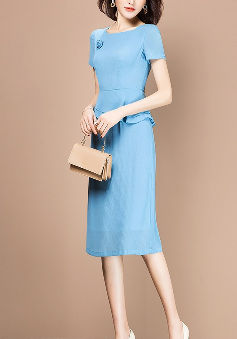 ชุดเดรสสีฟ้าผ้าชีฟองเนื้อดี ผ้านิ่มมาก มีลายเส้นในตัว