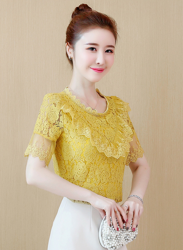 เสื้อลูกไม้สีเหลือง หน้าอกเสื้อแต่งด้วยผ้าลูกไม้ปักด้ายด้ายสีเหลือง ระบายเป็นรูปตัววี