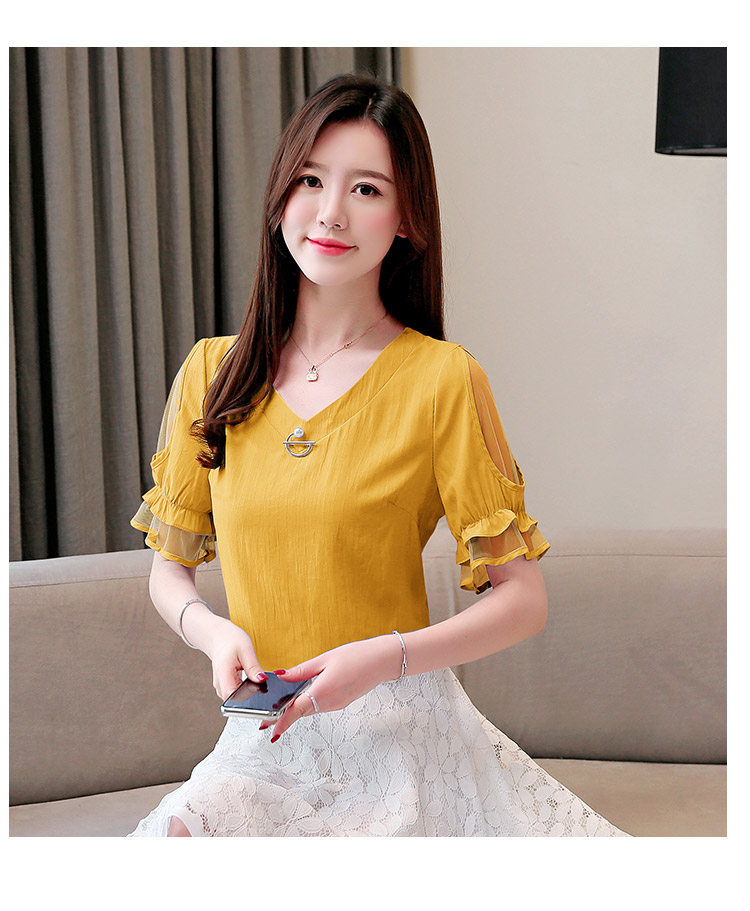 เสื้อสีเหลืองมัสตาร์ด ดีไซน์สวยเก๋ที่แขนเสื้อและปลายแขนเสื้อแต่งด้วยผ้าโปร่ง มีเข็มกลัดมุกติดที่คอเสื้อ