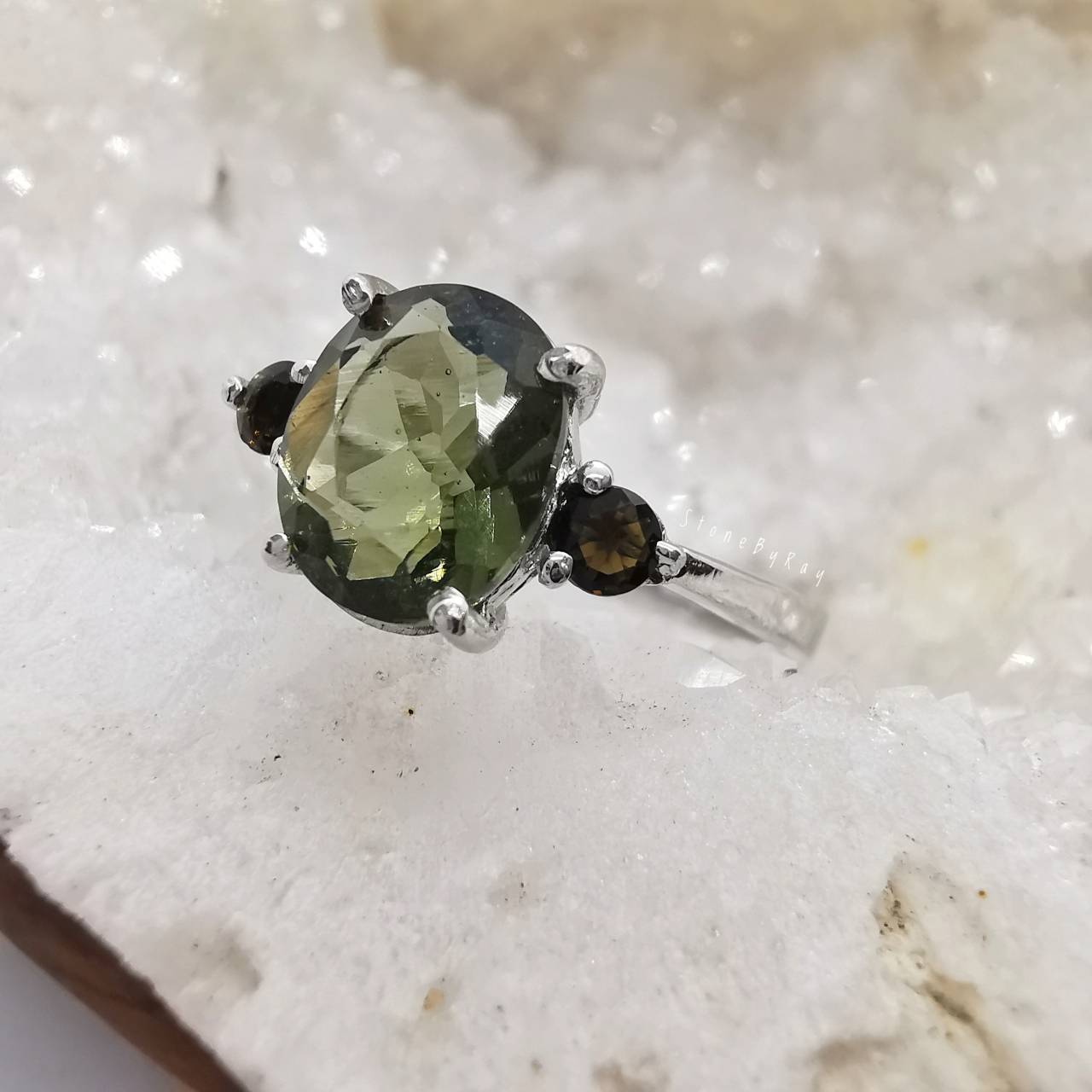 แหวนเงินสะเก็ดดาวโมดาไวท์กับสะเก็ดดาวสีดำ Moldavite+Tektite