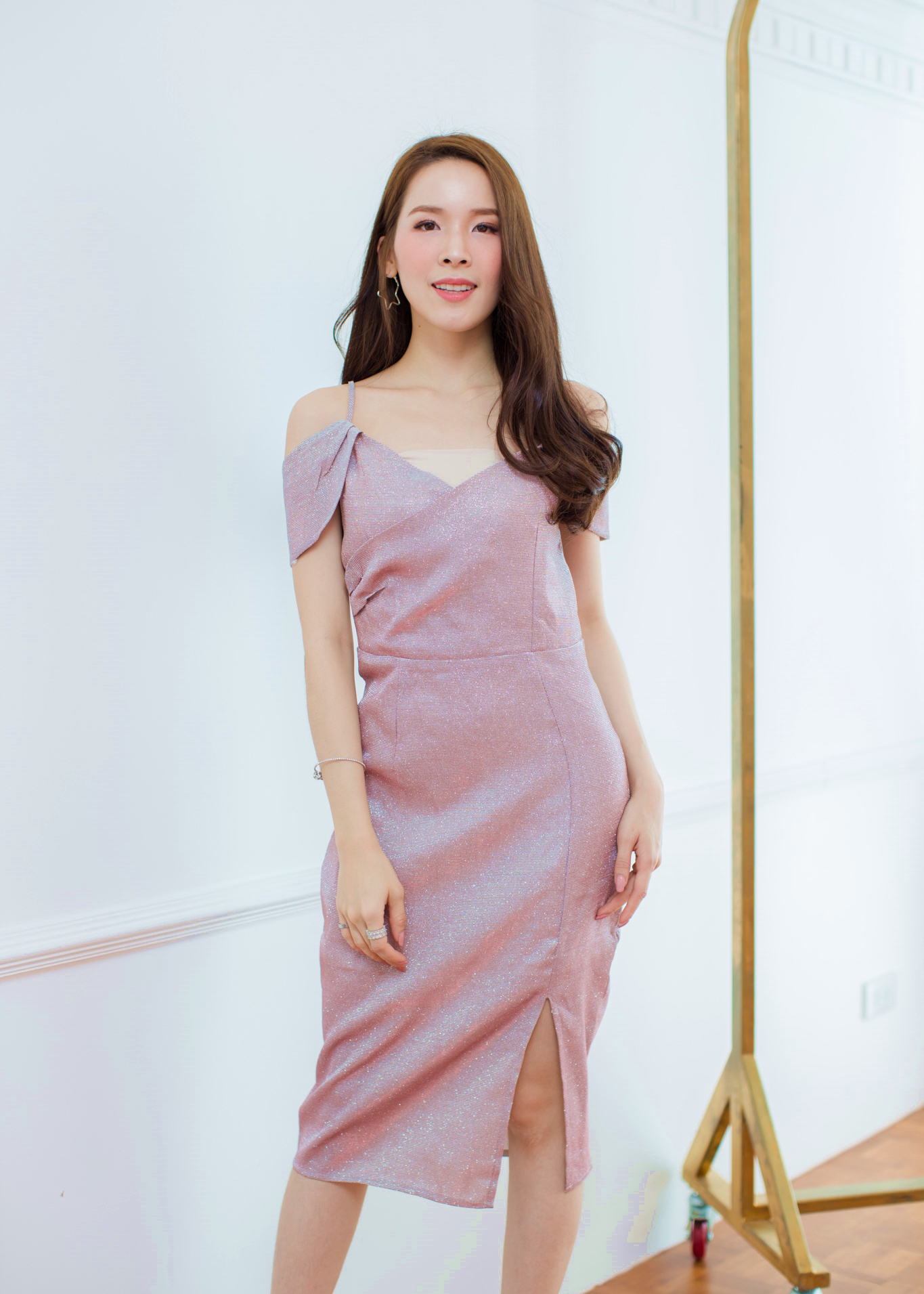 เดรสสั้นใส่ออกงานสีเงินประกายชมพู ผ้ากริสเตอร์วิ้งๆ