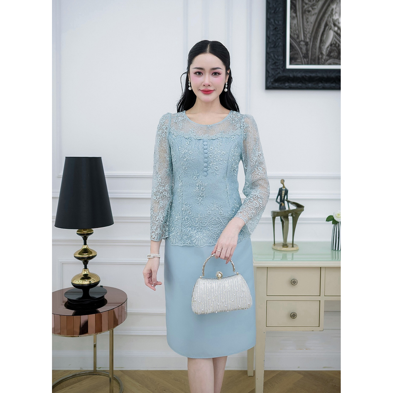 kudapy เดรสผ้าไหมแต่งลูกไม้ช่วงบนดีไซน์แขนยาวทรงสวยสุภาพ แต่งกระดุมด้านหน้าเรียงตัวสวย/เดรสผ้าไหมช่วงบนดีไซน์เย็บคลุมด้วยลูกไม้ซีทรูปักลายดอกไม้สวยหวาน