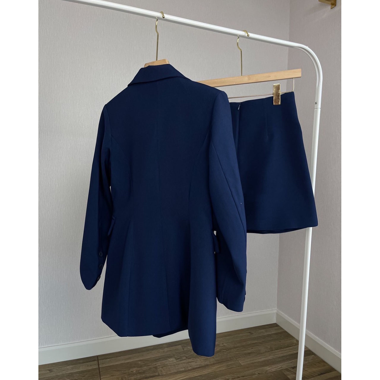 kudapy เสื้อสูท+กระโปรง ผ้าดีมากเว่อร์ ตัวเสื้อแต่งกระดุมด้านหน้า 4 เม็ด มีซับในทั้งตัว