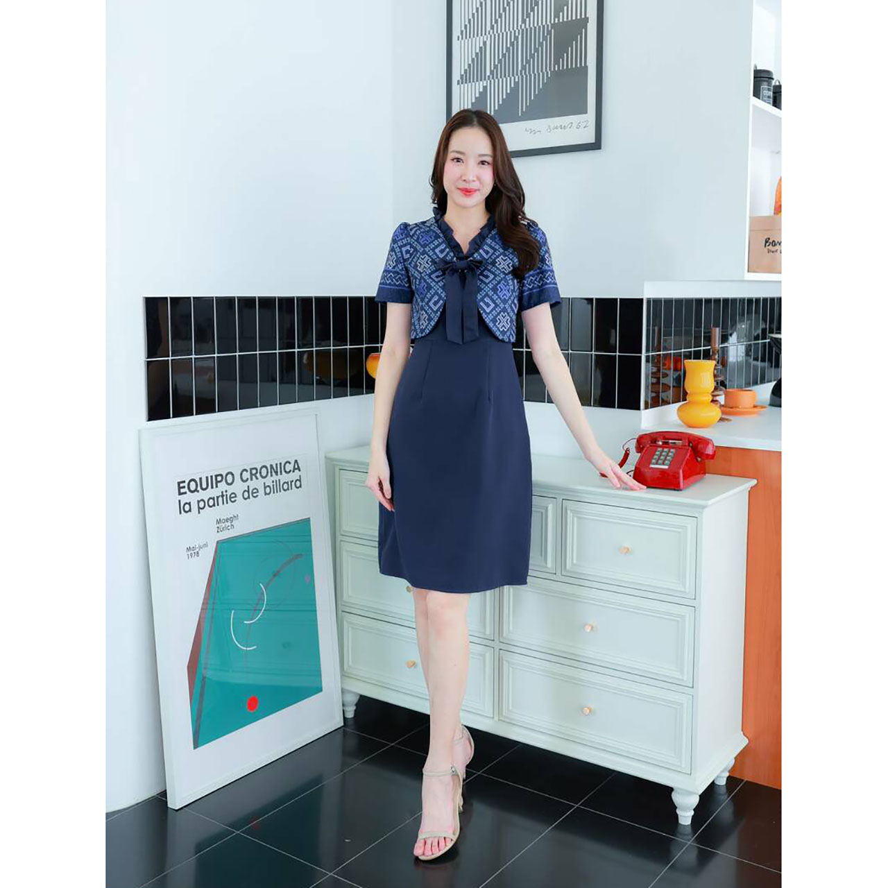 kudapy เดรสสั้น คอวีแต่งโบว์กระโปรงทรงเอ เสื้อายไทยสวยดูดี ใส่ออกงานสวยน่ารัก