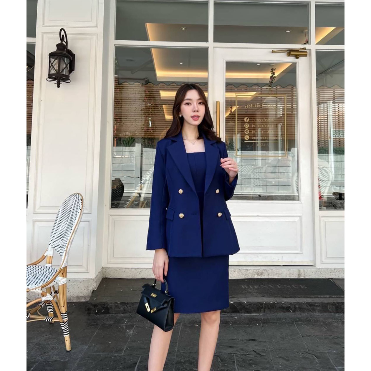 kudapy Set blazer +dress เรียบหรู ใส่สบาย เสื้อสูทออกแบบให้เป็นทรงใหญ่กว่าเดรส มีความสุภาพ มีฟองน้ำเสริมไหล่บาง ให้ทรงดูสวย มีซับในทั้งตัว