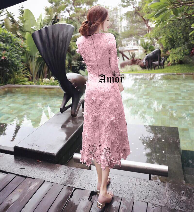 kudapy เดรสยาวผ้าลูกไม้3Dสีขาว/สีชมพู แขนยาวสามส่วน งานมีซับใน ซิบหลังอย่างดี ลูกไม้เนื้อนิ่มทรงเข้ารูปใส่สบาย