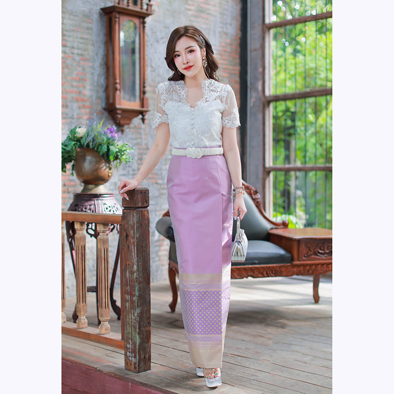 kudapy ชุดเซทเสื้อลูกไม้คอวี ทรงสวยเข้ารูปซับในด้วยผ้าไหมอิตาลีอัดกาว ์ผ้าถุงไหมแพรทิพย์ทอเครื่องลายการบิน สำเร็จรูป ซิปหลัง