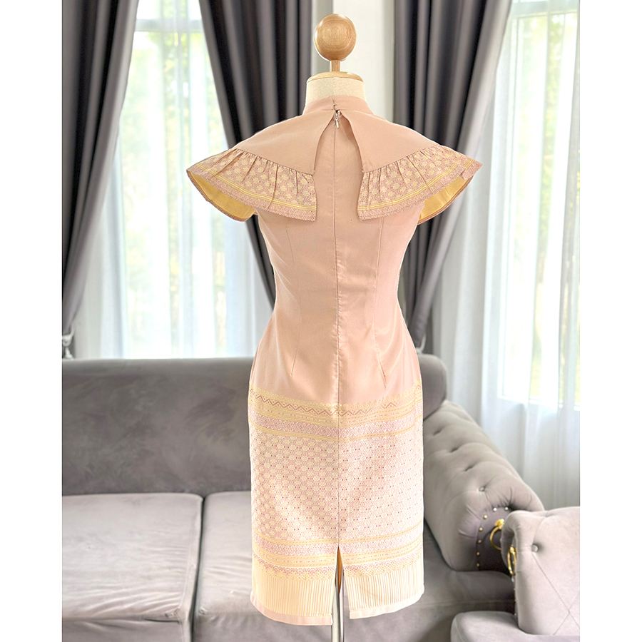 kudapy ชุดเดรสสั้นสีส้มใส่ทำบุญ ชุดเดรสทำงาน ผ้าทอลายการบินอัดกาว แขนกุด คอปีน แต่งระบายรอบตัว มีซิปซ่อนหลัง