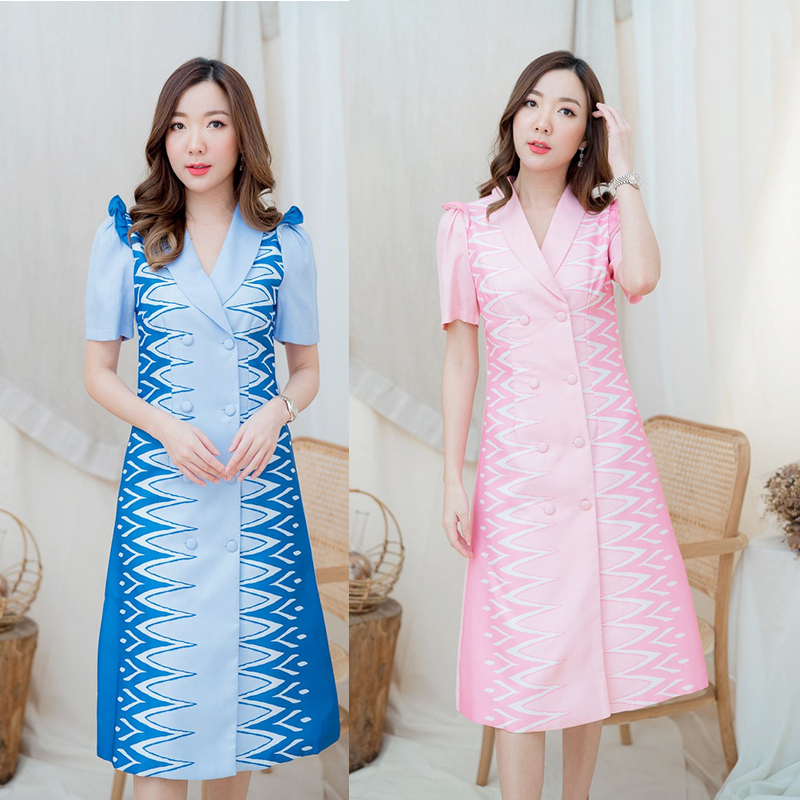 kudapy เดรสยาวคลุมเข่า เดรสผ้าไทยสีชมพู/สีฟ้า คอวีปก แต่งกระดุมหน้า ทรงสวยดูดีน่ารักมากค่ะ งานมีซับในซิบหลัง