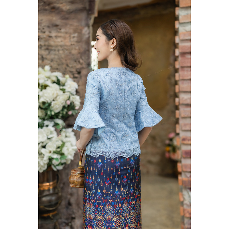 kudapy เสื้อเนื้อผ้าลูกไม้ทอเนื้อสีน้ำเงิน/สีฟ้า/สีชมพู ดอกนูนลอยสามมิติ แจนระบายไม่ยาวมากใส่แล้วดูสวย ตัดลูกไม้ดอกลอย 3 มิติ