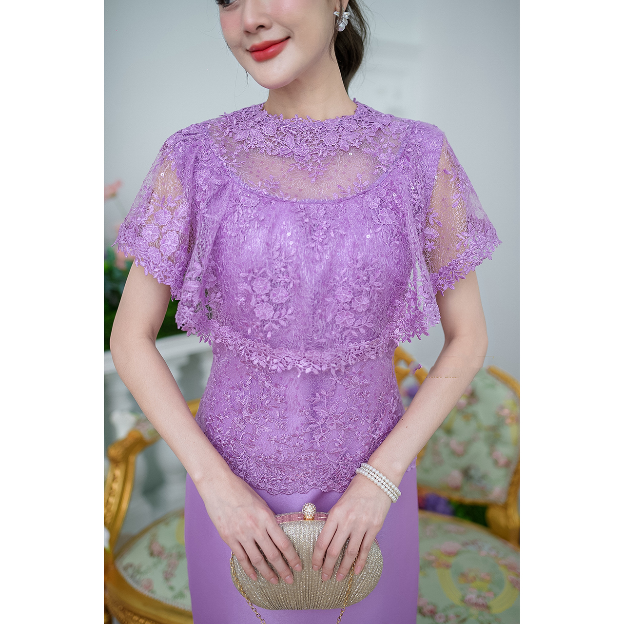 kudapy เดรสสั้นสีม่วง/สีฟ้า ด้านบนเป็นงานผ้าลูกไม้คลุมไหล่ระบายแต่งรอบคอด้วยลูกไม้สวยหรู กระโปรงเป็นงานผ้าไหมญี่ปุ่น