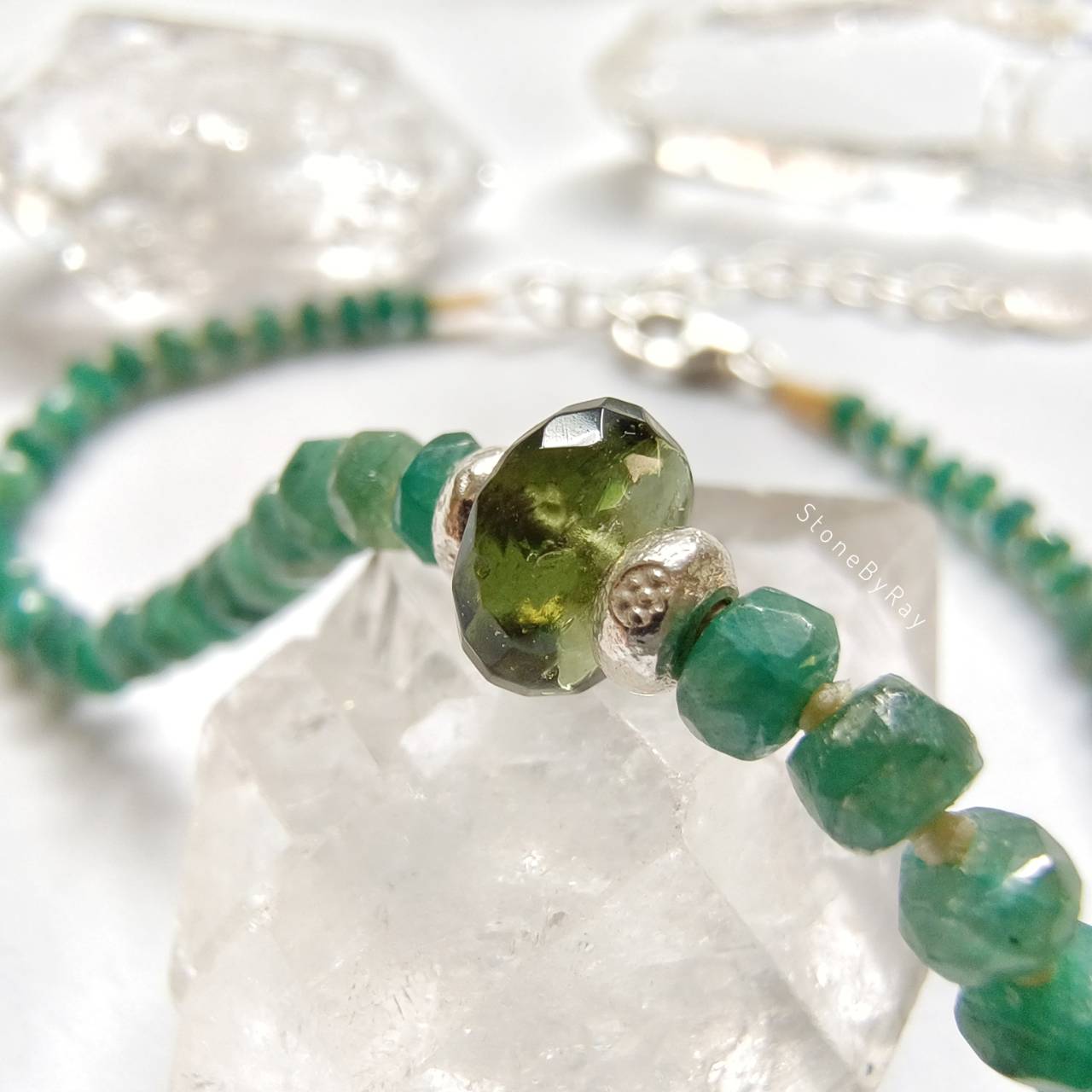สร้อยข้อมือเงินสะเก็ดดาวโมดาไวต์กับมรกต Moldavite+Emerald