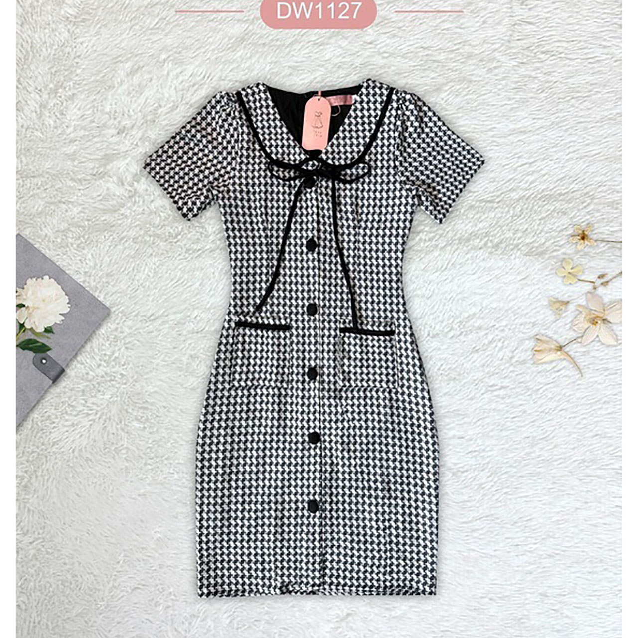 kudapy เดรสสั้นสีน้ำตาล สีดำ สีม่วง ผ้าลายชิโนริ คอบัว ดีเทลมาพร้อมเชือกผูกโบว์ แต่งกระดุม แบบน่ารัก