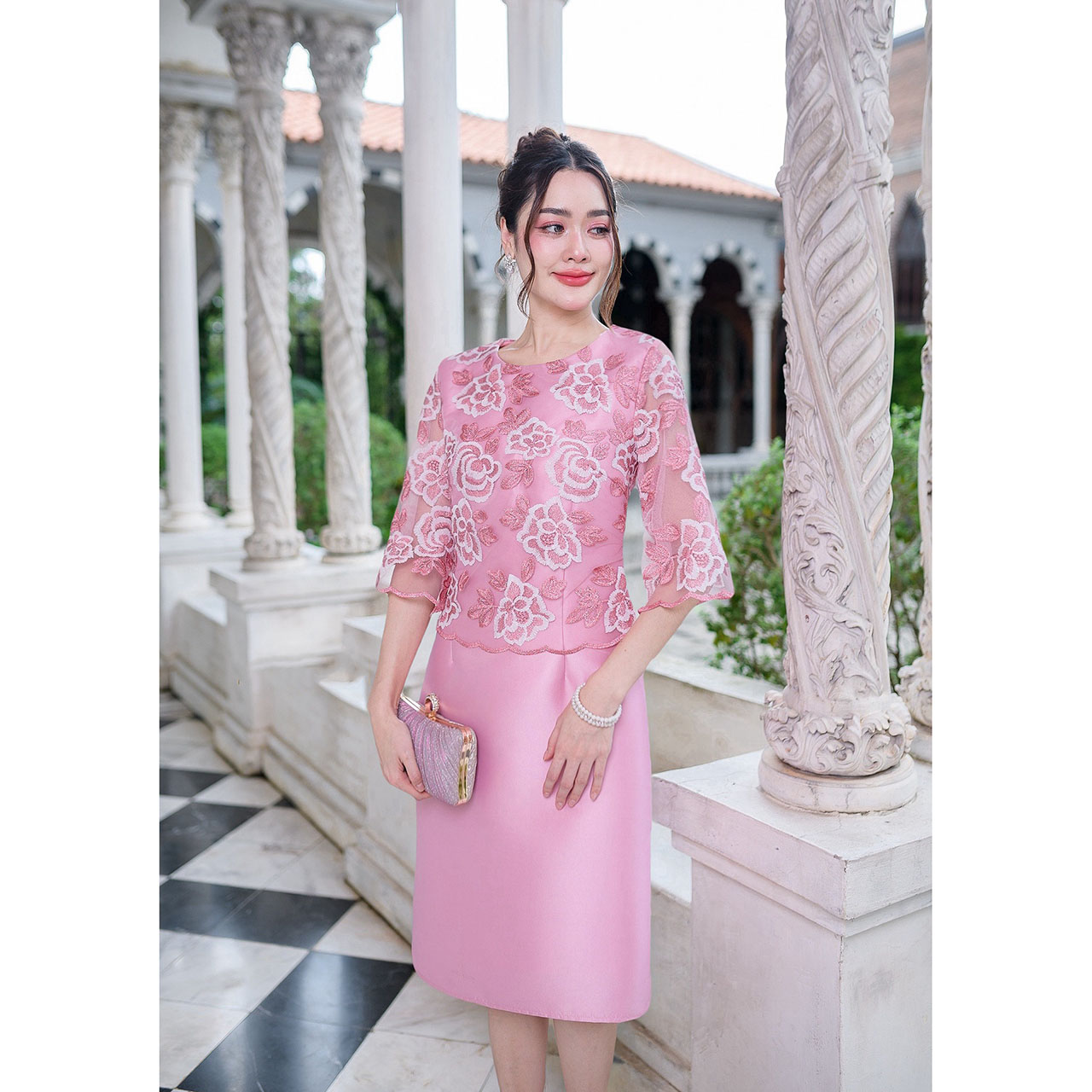 kudapy เดรสสั้นสีกรม/สีชมพู ผ้าไหมด้านบนเป็นงานผ้าลูกไม้ปักลายดอกไม้มีดิ้นผสมเพื่อความสวย