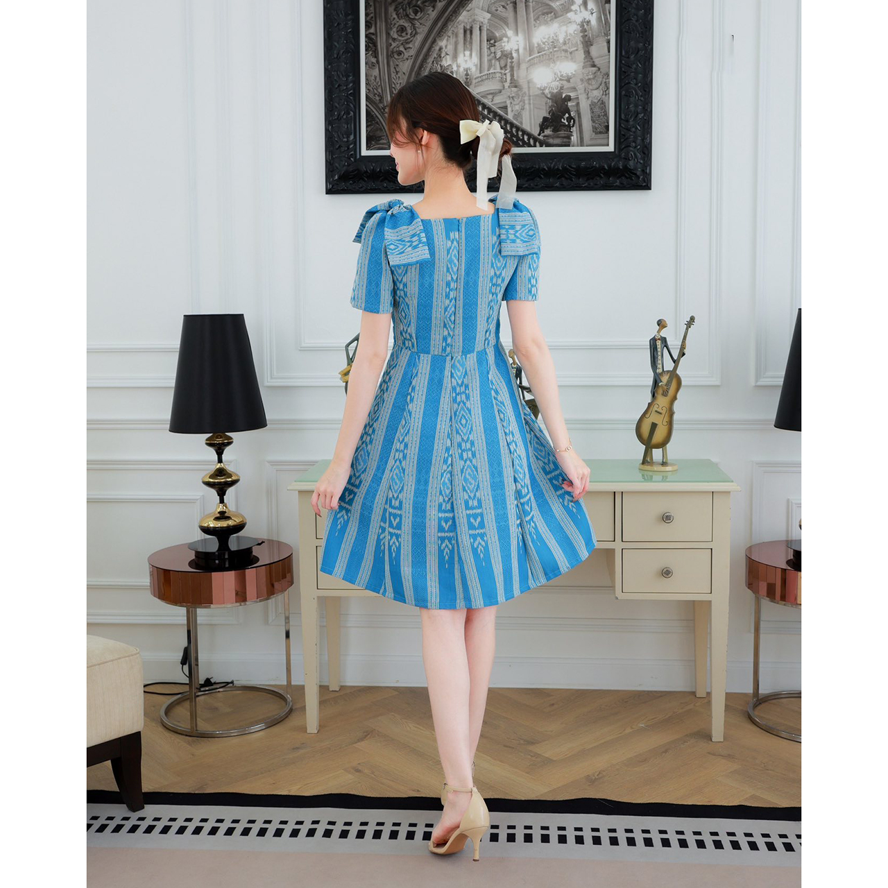 kudapy เดรสลายผ้าไทยแขนสั้นคอเสื้อคอสี่เหลี่ยมแต่งโบว์ที่ไหล่ กระโปรงทรงบา