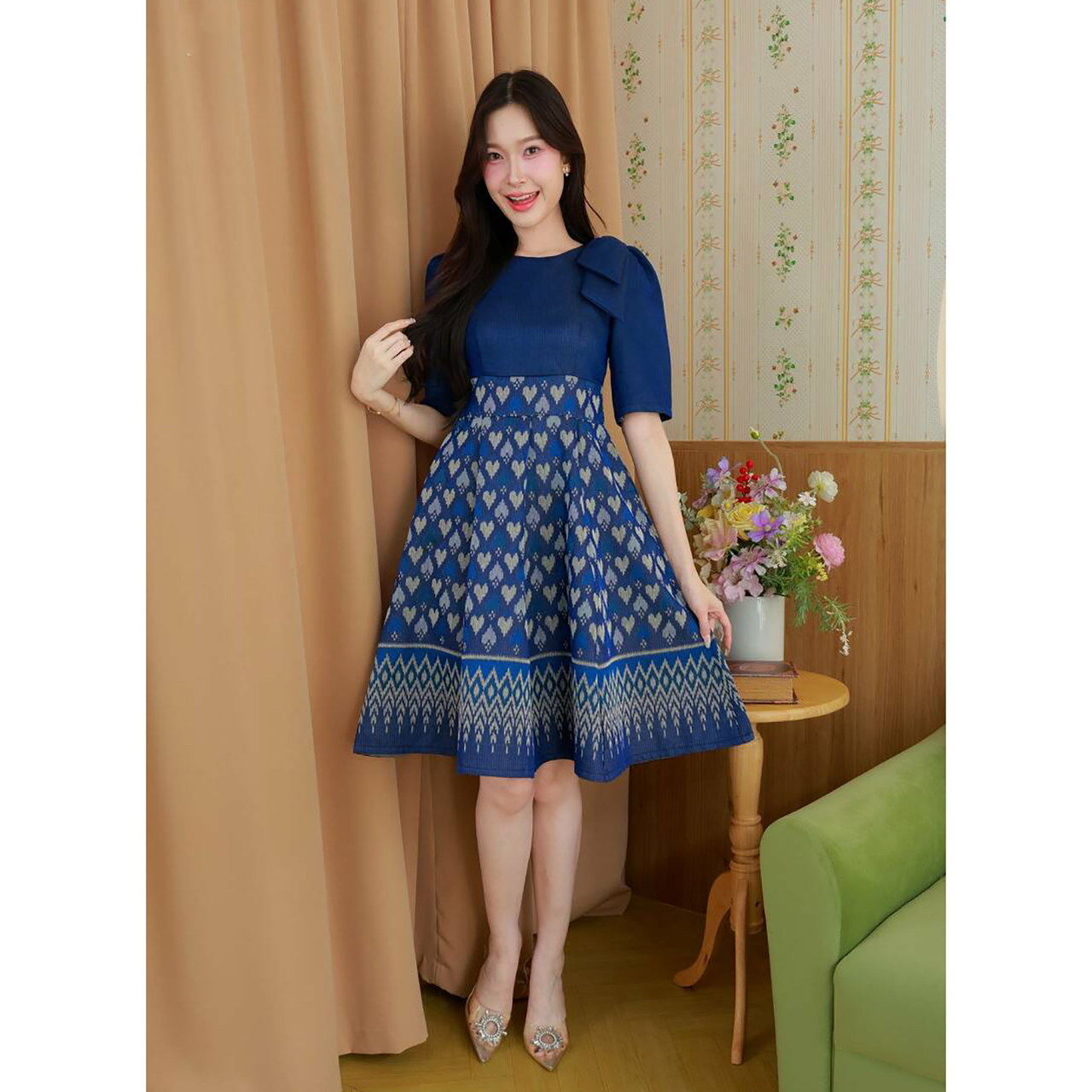 kudapy เดรสผ้าทอลายไทย แขนสามส่วน ติดโบว์บ่า งานอัดกาว กระโปรงทรงบาน ใส่ทำงาน