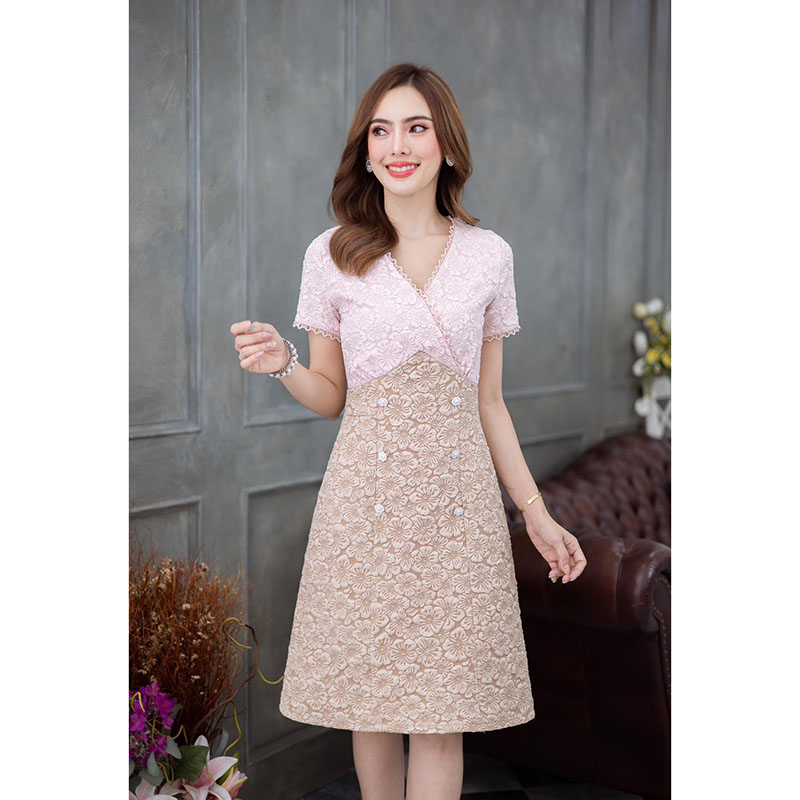 kudapy เดรสสั้นสีขาวชมพู/สีชมพูครีม ทูโทนผ้าแจ็คกาดเนื้อนิ่ม สวยหวาน เนื้อผ้ามีเทคเจอร์ลายดอกไม้ชัด มีดีเทลแต่ลูกไม้ช่วงอกและแขน ช่วงกระโปรงแต่งกระดุมดอกคามิเลียร์