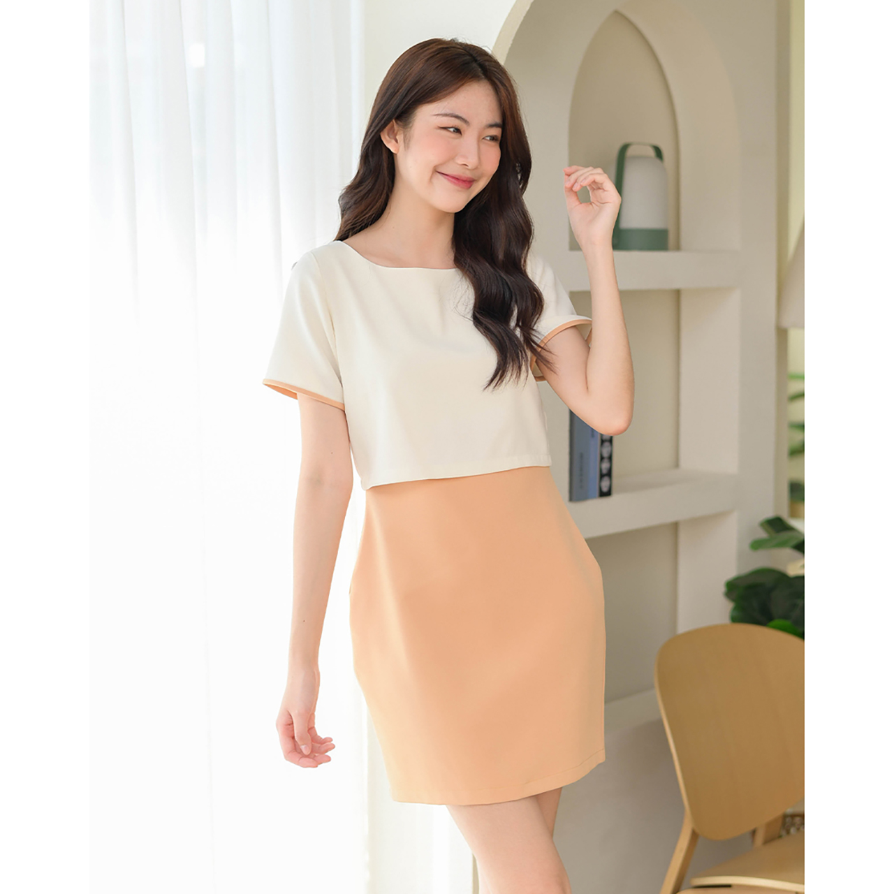 kudapy เดรสสั้นสีน้ำตาลแดง/สีเทาเข้ม/สีดำ/สีครีมเข้ม/สีเบจ ทูโทน ทรงคอปาด ช่วงกระโปรงทรงสอบ ผ่าชายด้านหลังให้เดินสะดวก