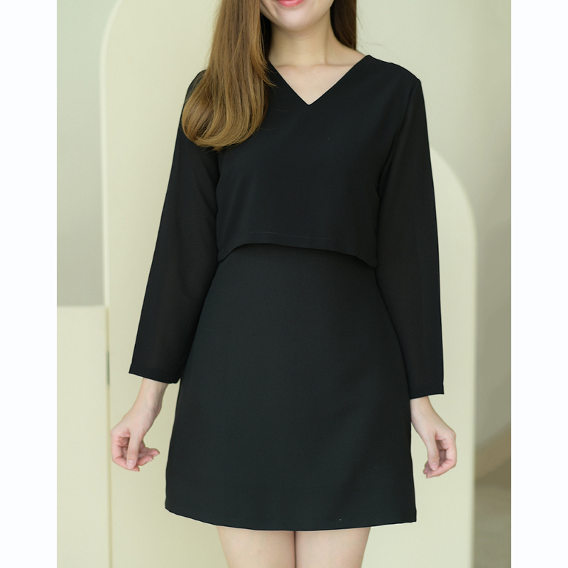 kudapy เดรสสั้นสีดำ/สีเทาเข้ม คอวีแขนยาว เป็นเดรสซิปหลัง ตัดต่อช่วงตัวด้วยผ้าชีฟอง ดูภายนอกเหมือนใส่แยกชิ้น