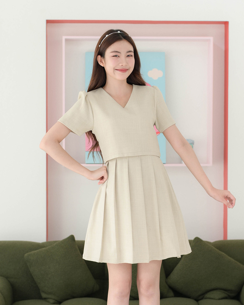 kudapy เดรสแขนสั้นคอวี สีดำ/สีนูทครีม ตัดต่อกระโปรงพลีทจับจีบใหญ่น่ารัก ทรงสวยเข้าเอว ผ้าเนื้อนิ่มรีดง่าย