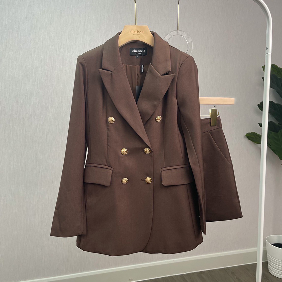 kudapy เซ็ทสูทกางเกงขาสั้นสีน้ำตาลเข้ม เสื้อสูทแต่งกระดุมสีทองจริง 6 เม็ด มีกระเป๋าจริง มีฟองน้ำเสริมบ่าบางๆ มาพร้อมกับกางเกงขาสั้นซิปหน้า