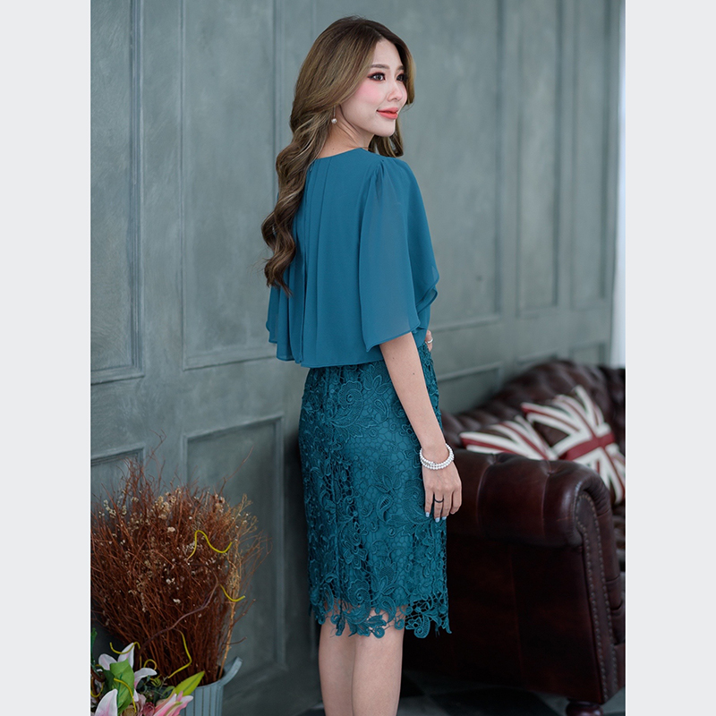 kudapy เดรสสั้นแต่งระบายไหล่ผ้าชีฟอง คอวีสีชมพู/สีเขียวเข้ม แต่งดีเทลเพิ่มความหวานช่วงเอวด้วยการปักมุกด้วยน๊า