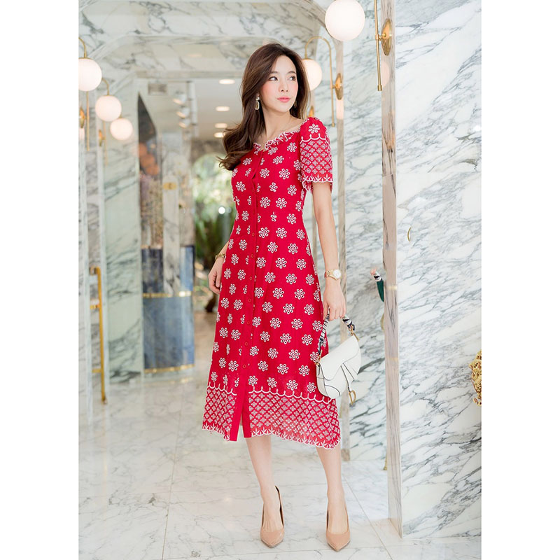 kudapy เดรสยาวสีแดง อกระบายกระดุมหน้ายาวลายดอกไม้