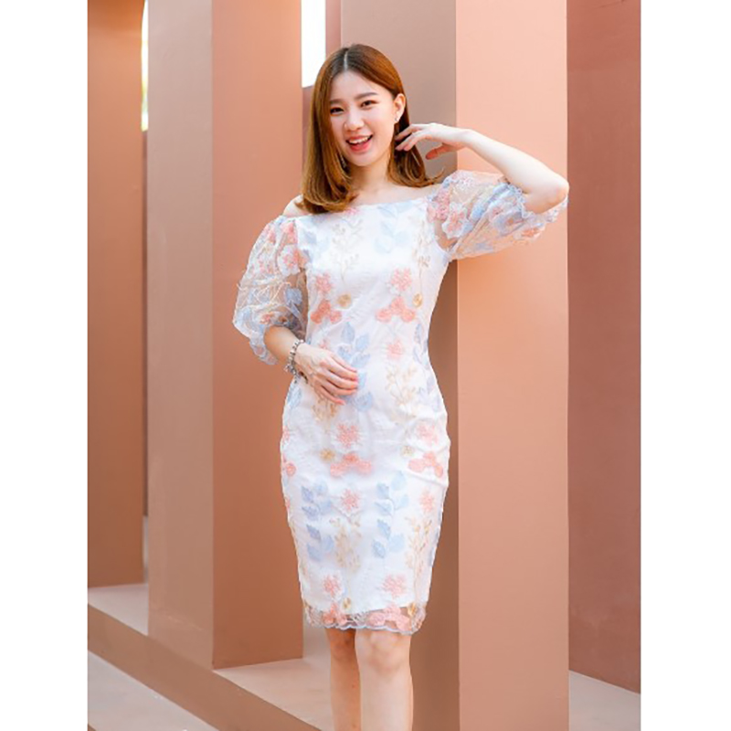 kudapy เดรสสั้นสีฟ้าขาว ผ้าโปร่งปักลายดอกไม้สีสวย ซับในด้วยผ้าซาร่า