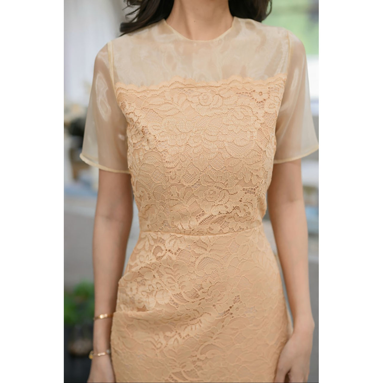 kudapy เดรสสั้นลูกไม้สีทองอร่าม ตัดต่อช่วงอกและแขนด้วยผ้าไหมออแกนดี้ ช่วงกระโปรงมีดีเทลจีบเล็กๆช่วงสะโพก