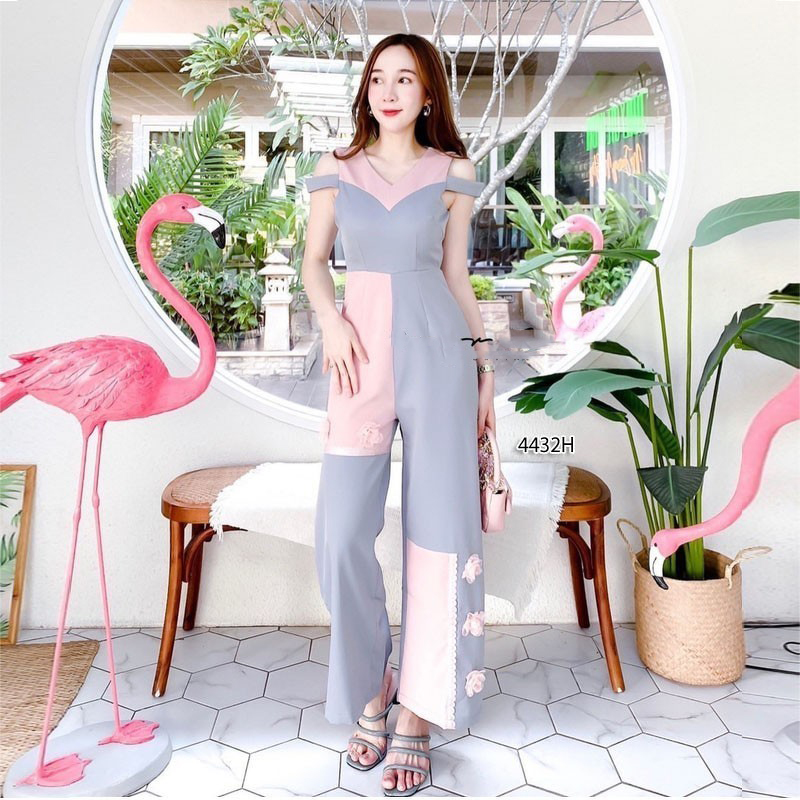 kudapy จั้มสูทขายาวทรงเปิดไหล่ อกตัดต่อผ้าสีอ่อนติดดอกไม้สีหวาน ผ้าซาร่าดีเทลน่ารัก