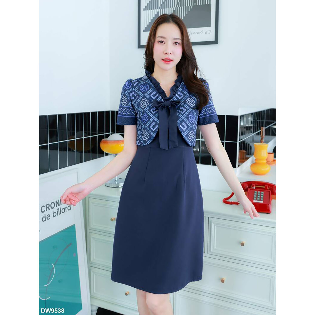 kudapy เดรสสั้น คอวีแต่งโบว์กระโปรงทรงเอ เสื้อายไทยสวยดูดี ใส่ออกงานสวยน่ารัก