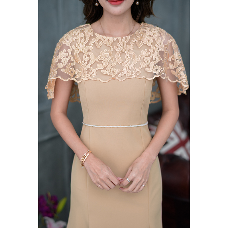 kudapy เดรสออกงานสไตล์หรูหรา ดีไซน์ตัวเดรสด้วยผ้าพื้นเนื้อดีตัดเย็บทรงหางปลา ช่วงบนคลุมไหล่ด้วยผ้าลูกไม้ปักเงา เป็นปีกคางคาว