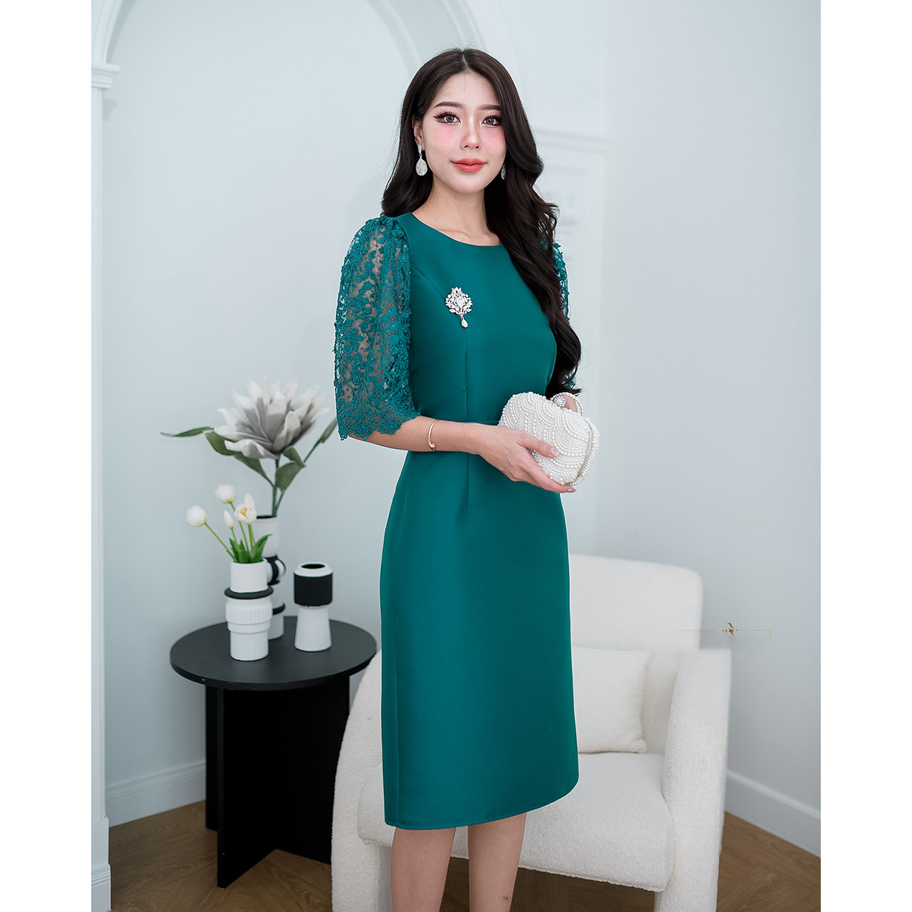 kudapy เดรสสั้นสีชมพู/สีเขียว ผ้าไหมญี่ปุ่นดีไซน์เรียบหรู ช่วงแขน แขนทรงกระบอกใหญ่ใช้ผ้าลูกไม้เงาทอลายดอกไม้ มีซับในและแต่งซิปหลัง