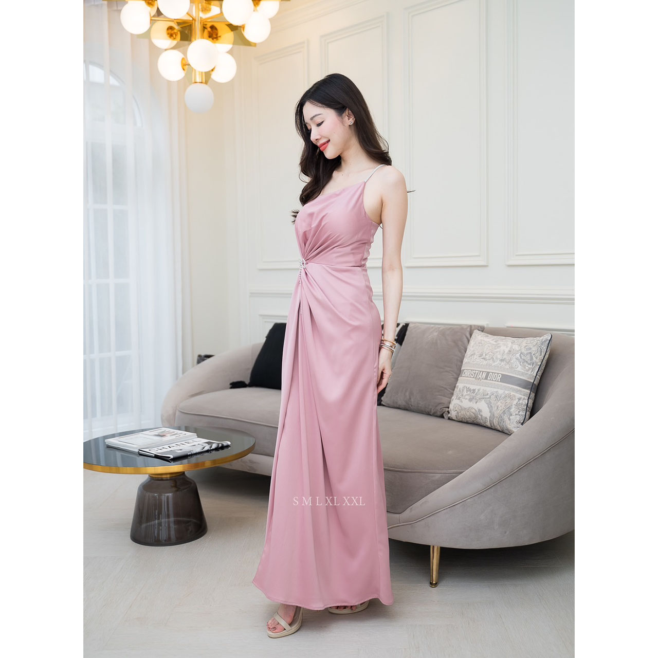 kudapy เดรสยาวสีโอวัลติน/สมิ้นอมฟ้า/สีชมพูกลีบบัว/สีกรม/สีชาเขียว ชุดราตรียาวไหล่เบี่ยงสายเพชรแต่งมัดเอวติดเข็มกลัดเพชรโบว์ งานพรีเมี่ยมผ้าเครปซาติน ซับในเกรดเอ ซิปด้านหลัง สวยหรู