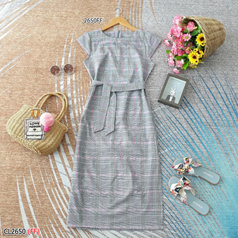 kudapy เดรสยาวสีเทา ทรงแขนล้ำ ผ่าด้านข้าง 1 ข้างงานซิปซ่อนด้านหลัง มีโบว์แยก 1 เส้นงานผ้าคอตตอลทอ