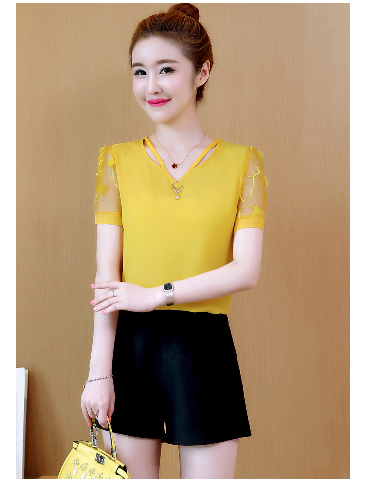 เสื้อสีเหลือง ผ้าชีฟองชนิดเนื้อหนา แขนเสื้อผ้าลูกไม้ คอเสื้อดีไซน์เก๋