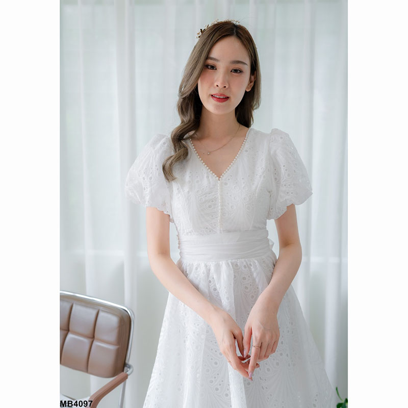 kudapy เดรสสั้นสีชมพู/สีขาว ผ้าลายดอกงานฉลุ แต่งโบว์น่ารักๆ งานซิปหลัง ใส่ง่าย ใส่สบาย ใส่ออกงานได้ลุคลูกคุณสุดๆ