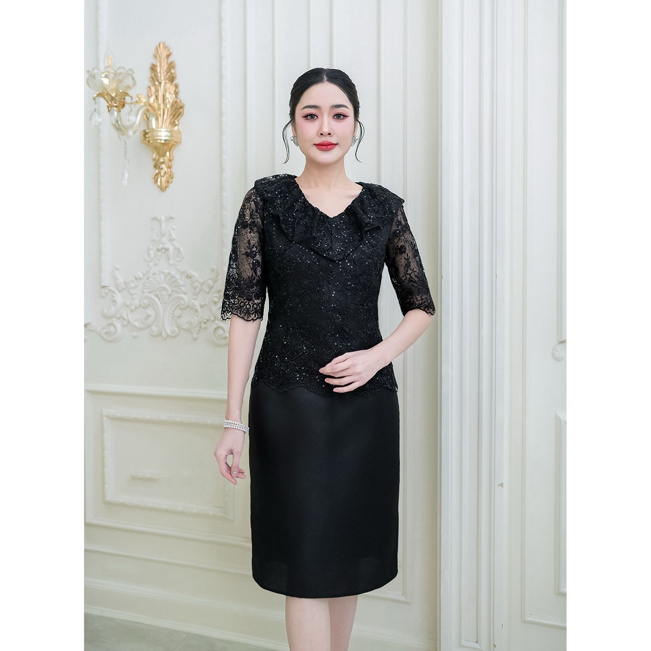 kudapy เดรสสั้นสีดำ/สีเทา ผ้าไหมส ดีไซน์ด้านบนเป็นผ้าลูกไม้ใยบวบลายสวย ช่วงคอเสื้อเป็นคอวีแต่งระบายรอบคอ