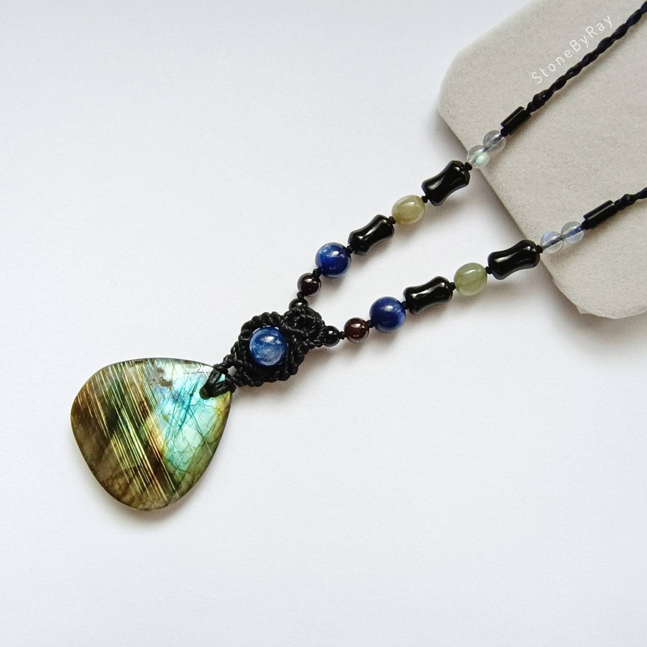 สร้อยคอเชือกถักจี้หินลาบราโดไลท์ Labradorite