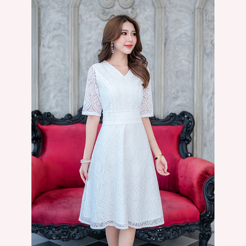 kudapy เดรสสั้นสีขาว/สีดำ ลูกไม้ลายผ้าสวย ดีไซน์ทรงใส่ง่ายแขนยาวกำลังดีปิดช่วงต้นแขน คอวีแต่งลูกไม้รอบคอมาจนถึงเอว